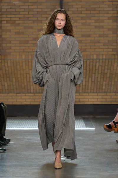 Look 15